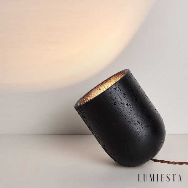 Athenora - Lampa stołowa czarna trawertynowa z złotym wnętrzem do salonu Ø18×17cm