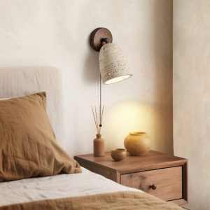 Capitolia - Lampa stołowa trawertynowa z orzechową podstawą do salonu, Ø12×15 cm