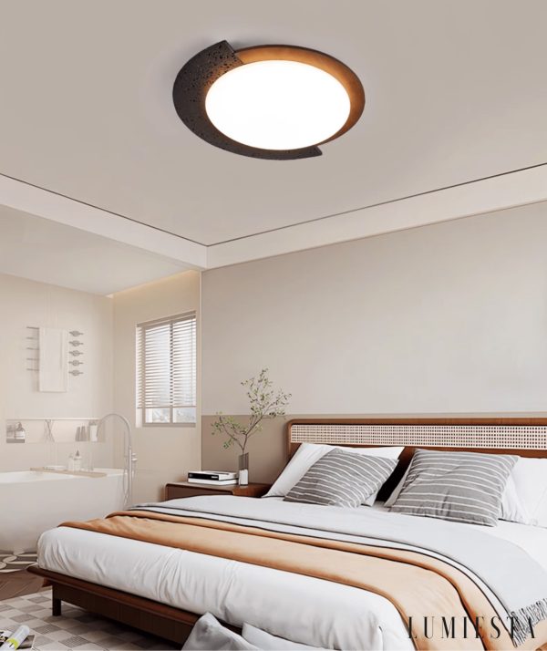 Gwiezdaron - Plafon czarny trawertyn z drewnianym akcentem, do salonu, Ø45/58 cm