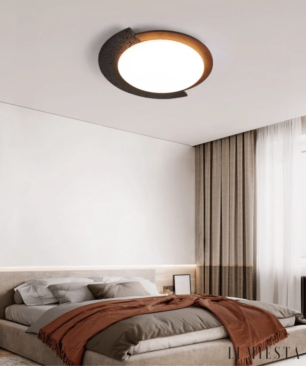 Gwiezdaron - Plafon czarny trawertyn z drewnianym akcentem, do salonu, Ø45/58 cm