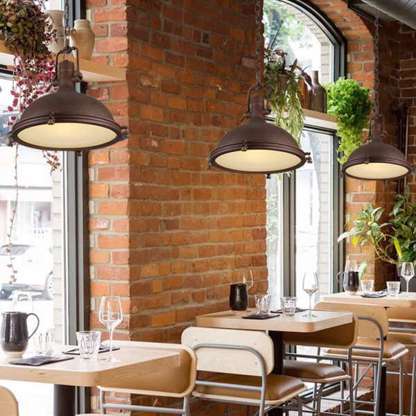 Metalowa lampa wisząca industrialna w stylu country