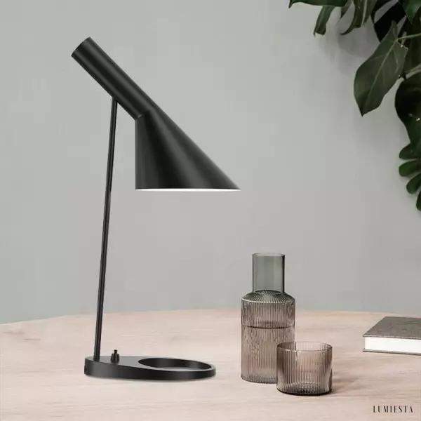 Asymetryczna metalowa lampa stołowa w nowoczesnym stylu