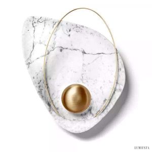 Lampka ścienna Pearl w kształcie perły z mosiężnym akcentem