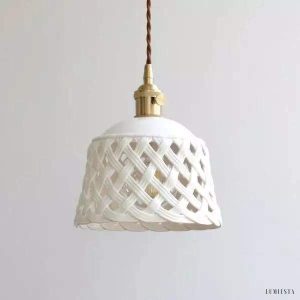 Ażurowa lampa ceramiczna z ręcznie rzeźbionym kloszem