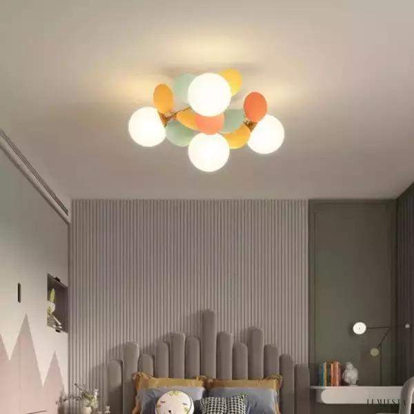 Lampa wisząca w kształcie kulek w pastelowych kolorach