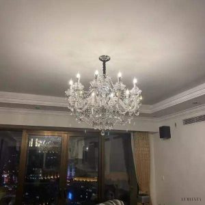 Luksusowy żyrandol kryształowy w stylu świecznika