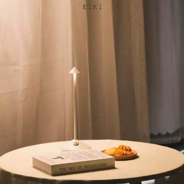 Nowoczesna lampa stołowa LED z akumulatorem w kształcie stożka