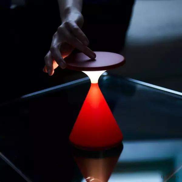 Lampka stołowa Salt i Pepper w kształcie klepsydry z funkcją dotykową