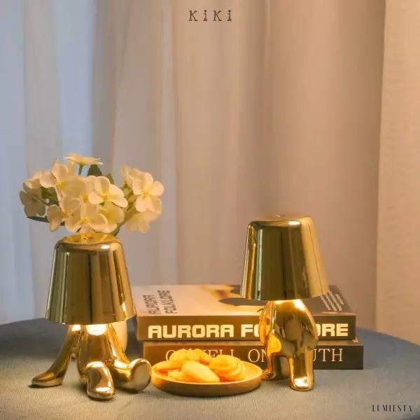 Innowacyjna lampa Thinker w kształcie postaci złotej lub chromowanej