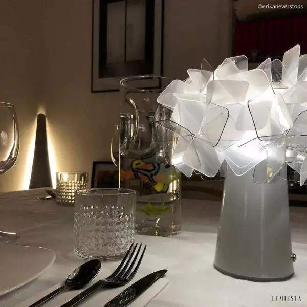 Lampa stołowa Slamp Clizia w kształcie kwiatów biała