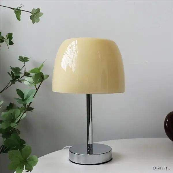 Minimalistyczna lampa stołowa Bauhaus z kolorowym kloszem