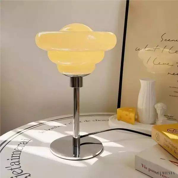 Lampa stołowa w stylu nordyckim z szklanym kloszem