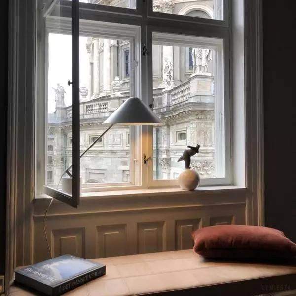 Lampka biurkowa Swing w minimalistycznym stylu z regulowanym ramieniem