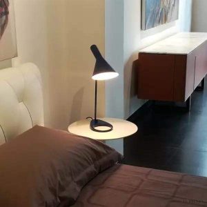 Asymetryczna metalowa lampa stołowa w nowoczesnym stylu