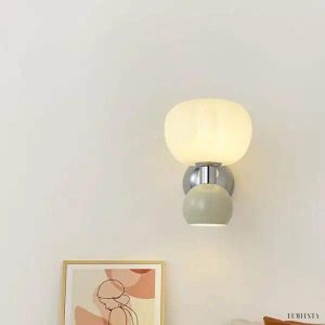 Lampa ścienna Bauhaus z asymetrycznym kloszem w stylu nowoczesnym