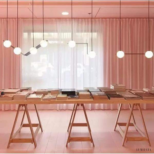 Lampa wisząca z kolekcji Laurent mleczny globus nowoczesny styl