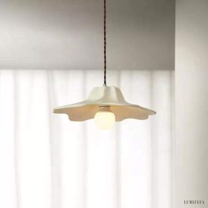 Kolorowa lampa wisząca w kształcie kwiatu