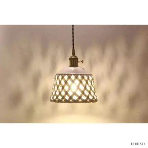 Ażurowa lampa ceramiczna z ręcznie rzeźbionym kloszem