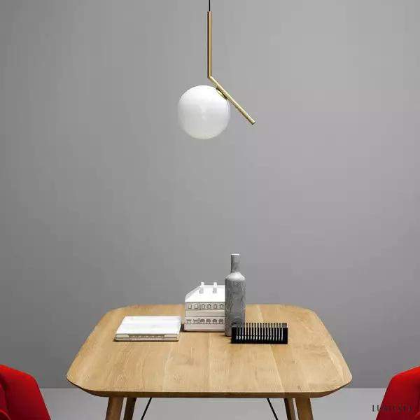 Lampa wisząca IC Lights z szklaną kulą w eleganckim stylu