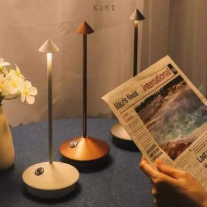 Nowoczesna lampa stołowa LED z akumulatorem w kształcie stożka