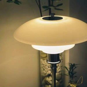 Lampa stołowa w stylu duńskim z wielowarstwowymi kloszami