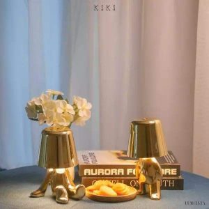 Innowacyjna lampa Thinker w kształcie postaci złotej lub chromowanej