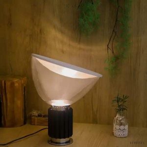Lampa stołowa Taccia z unikalnym kształtem reflektora