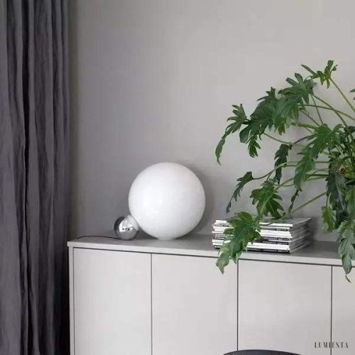 Lampa stołowa w kształcie kuli z opalowego szkła i aluminium