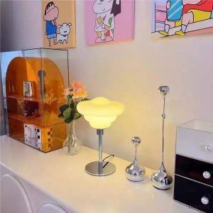 Lampa stołowa w stylu nordyckim z szklanym kloszem