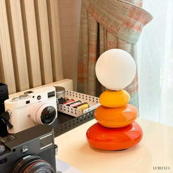 Nowoczesna lampka stołowa inspirowana kamieniami dekoracyjnymi