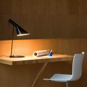 Asymetryczna metalowa lampa stołowa w nowoczesnym stylu