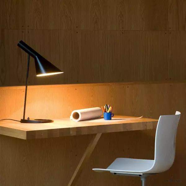 Asymetryczna metalowa lampa stołowa w nowoczesnym stylu