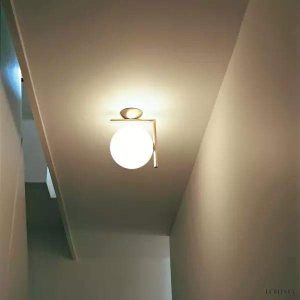 Lampa ścienna IC Lights z okrągłym kloszem w eleganckim stylu