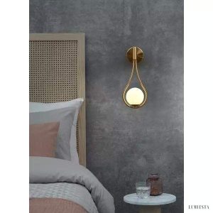 Lampa ścienna z mosiądzu w stylu vintage z opalowym kloszem