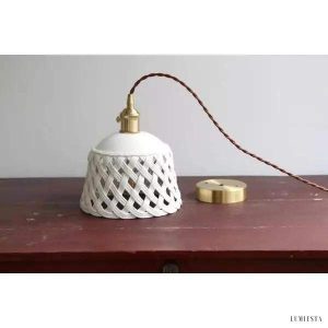 Ażurowa lampa ceramiczna z ręcznie rzeźbionym kloszem