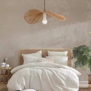 Rattanowa lampa wisząca Wabi Sabi ze słomkowym kapeluszem