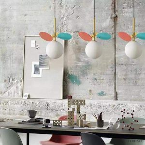 Wielokolorowa lampa wisząca szklana kula w designie liścia