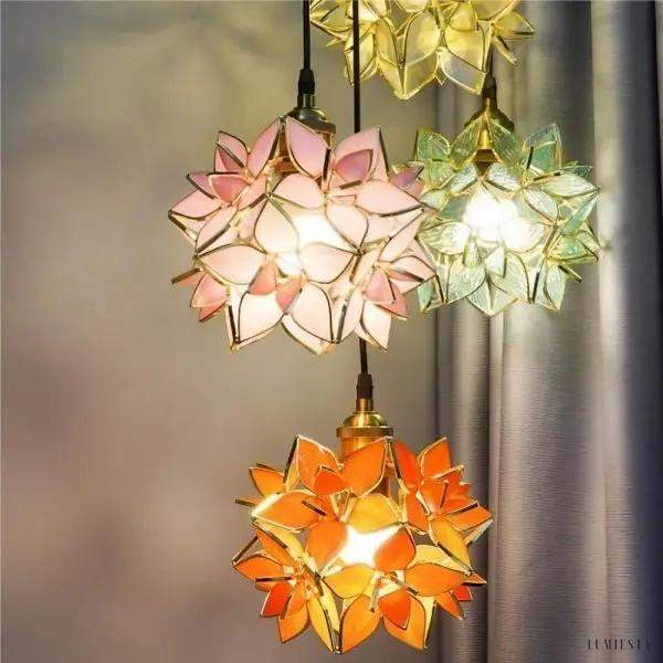 Lampa wisząca ze szkła kwiatowego w stylu dekoracyjnym