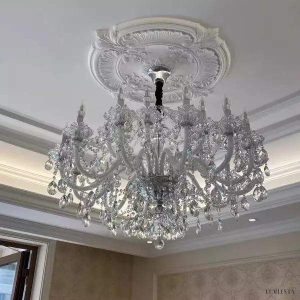 Luksusowy żyrandol kryształowy w stylu świecznika