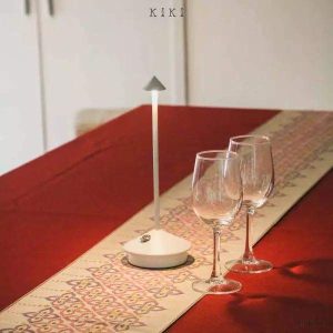 Nowoczesna lampa stołowa LED z akumulatorem w kształcie stożka