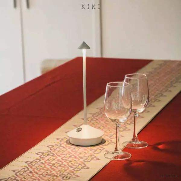 Nowoczesna lampa stołowa LED z akumulatorem w kształcie stożka