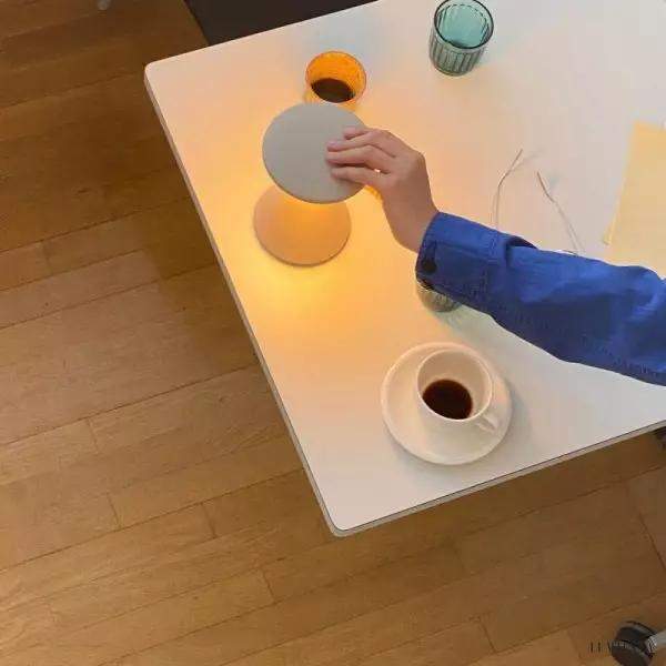 Lampka stołowa Salt i Pepper w kształcie klepsydry z funkcją dotykową