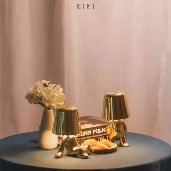 Innowacyjna lampa Thinker w kształcie postaci złotej lub chromowanej