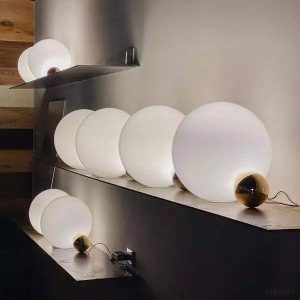 Lampa stołowa w kształcie kuli z opalowego szkła i aluminium