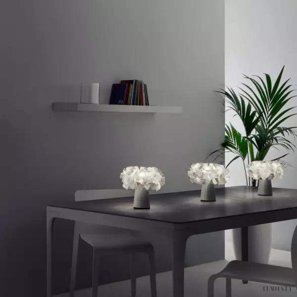 Lampa stołowa Slamp Clizia w kształcie kwiatów biała