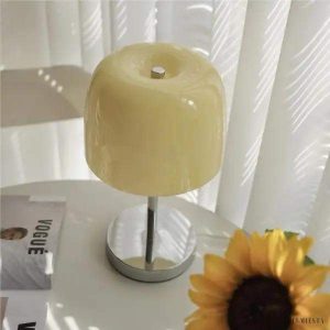 Minimalistyczna lampa stołowa Bauhaus z kolorowym kloszem