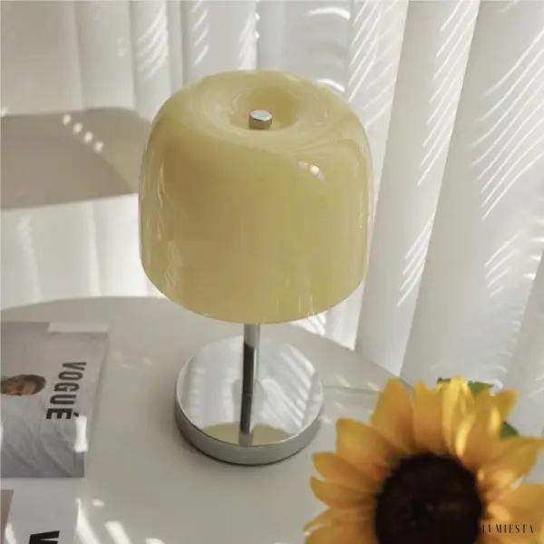 Minimalistyczna lampa stołowa Bauhaus z kolorowym kloszem