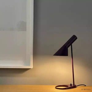 Asymetryczna metalowa lampa stołowa w nowoczesnym stylu