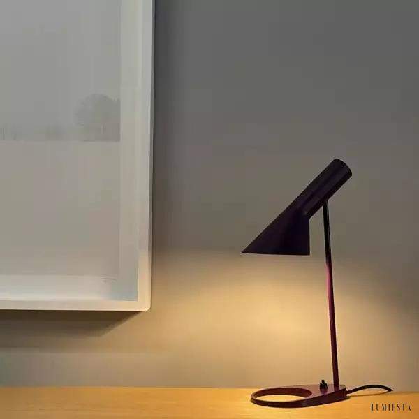 Asymetryczna metalowa lampa stołowa w nowoczesnym stylu