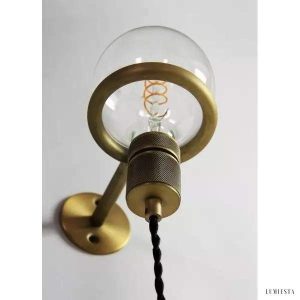 Minimalistyczna lampa ścienna Loop z gniazdkiem E27